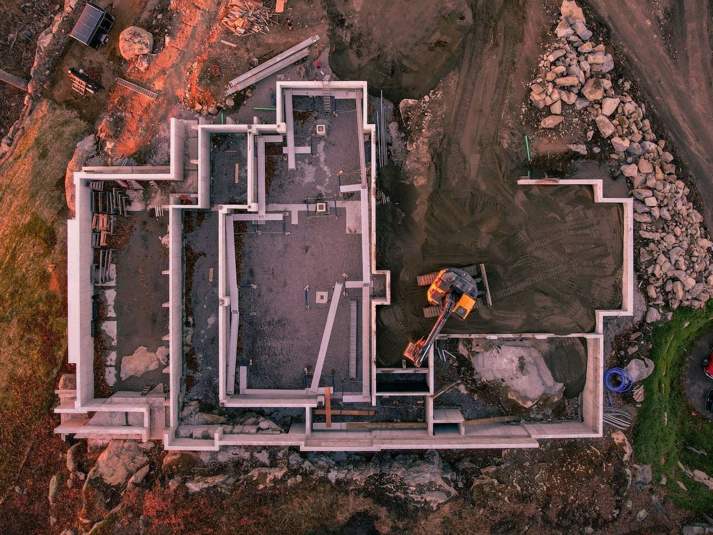 An aerial view of a house under construction.