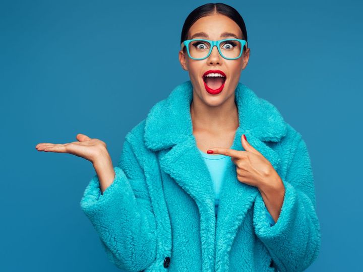 Modella vestita di azzurro