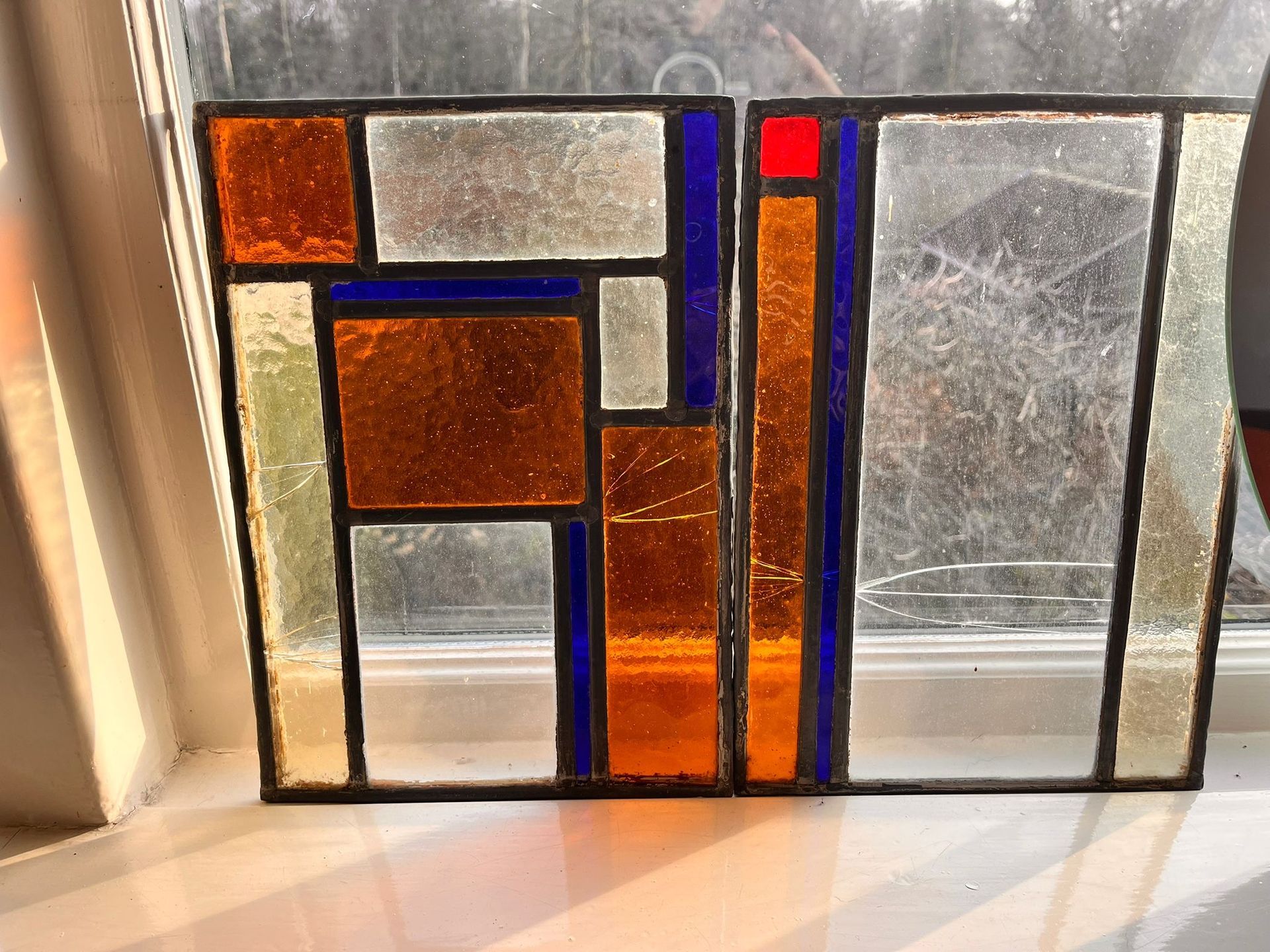 Glas-in-loodpaneel met rechthoeken in oranje, blauw en helder glas