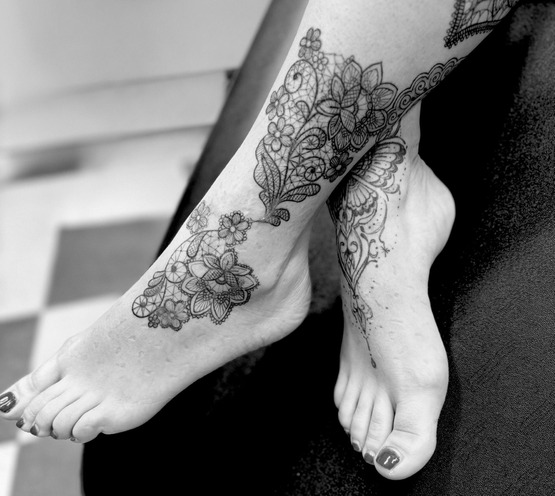 Tatuaggio sulla schiena: Aquila con ali spiegate davanti a un sole, nuvole e un paesaggio. Bianco e nero.
