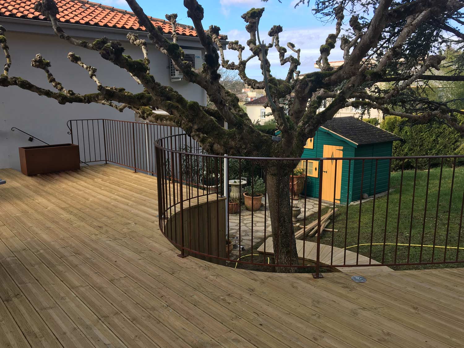 garde-corps en métal sur une terrasse en bois
