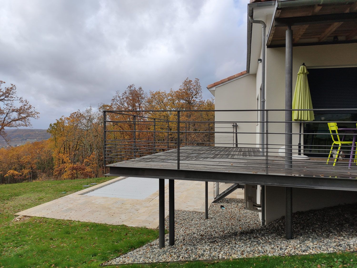 terrasse en métal sur pilotis