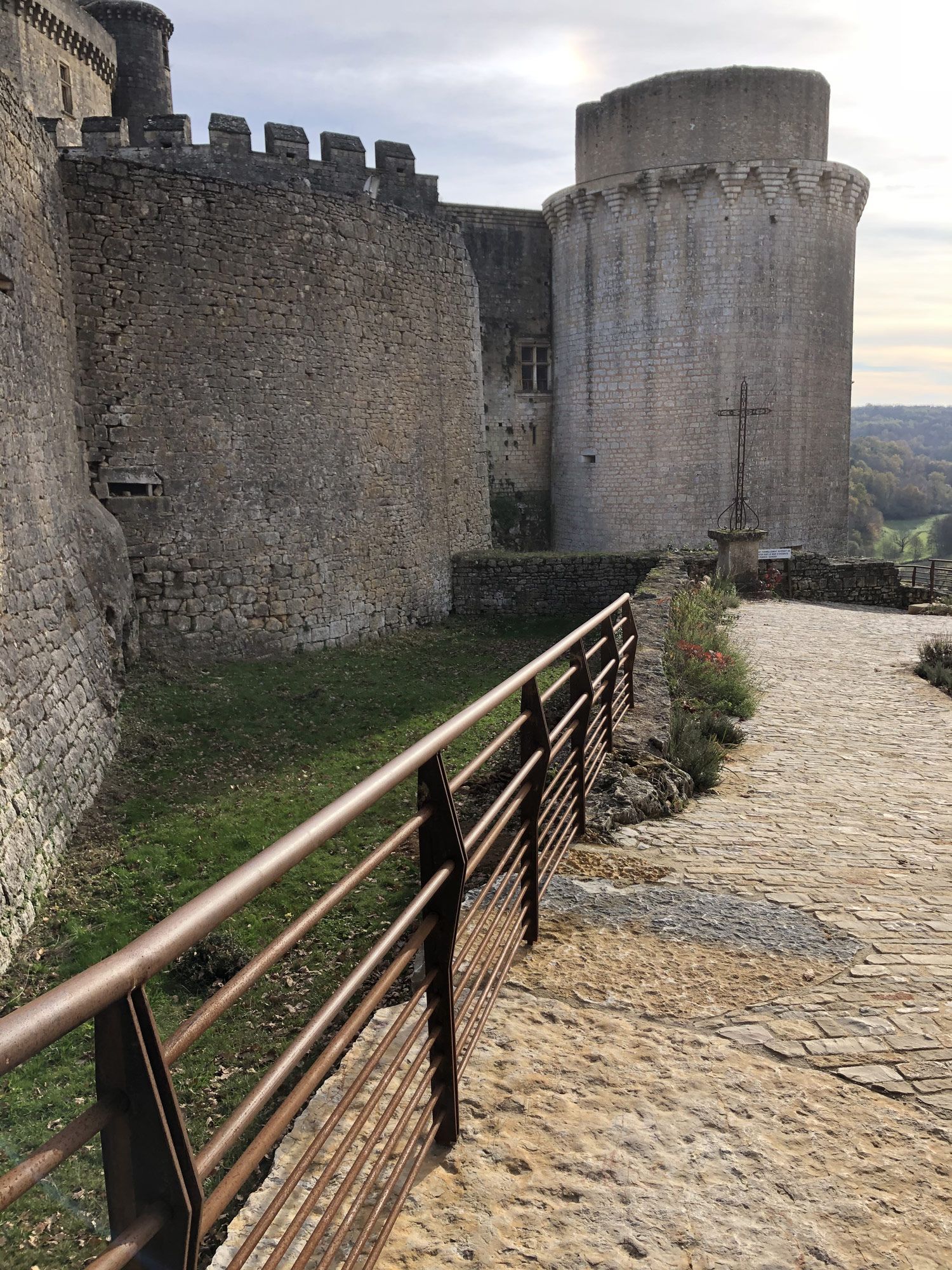 rampes créées par la metallerie maizia pour l'aménagement au chateau bonaguil