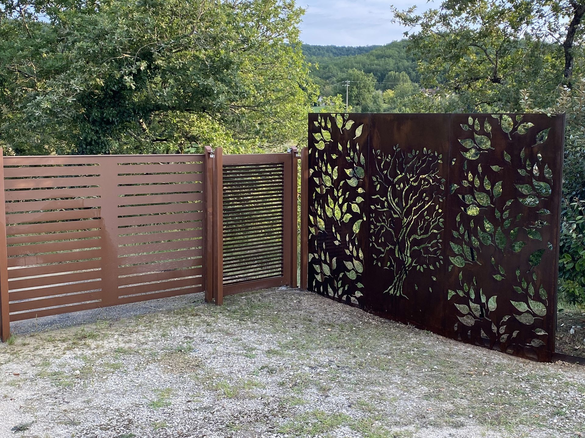 portail et brise-vue décoratif découpé en acier corten