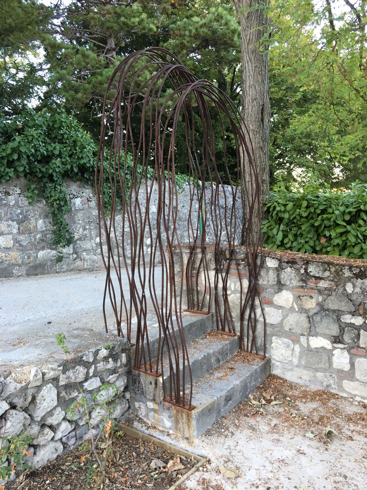projet décoratif avec conception et pose d'arceaux en acier corten