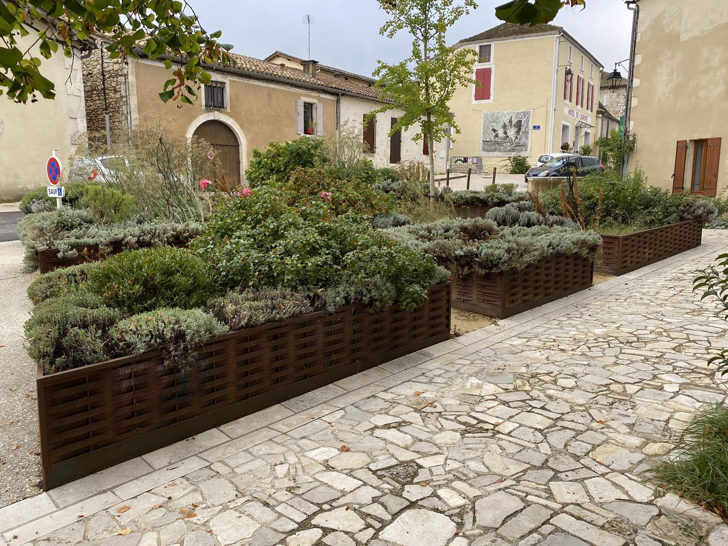 mobilier urbain en acier corten effet rouillé, jardinières, bacs à fleurs en acier