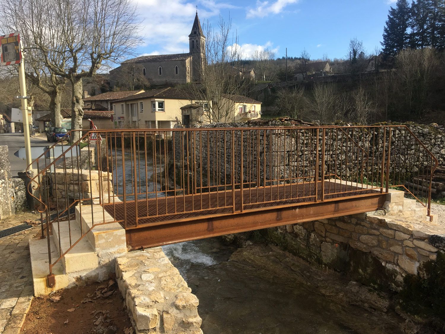 passerelle créée en acier corten