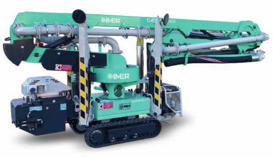 Autopompa per calcestruzzo cingolata verde con braccio estensibile e unità di pompaggio nera collegata