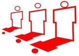 Tre icone rosse raffiguranti persone proiettano ombre lunghe e aumentano di dimensioni da sinistra a destra.