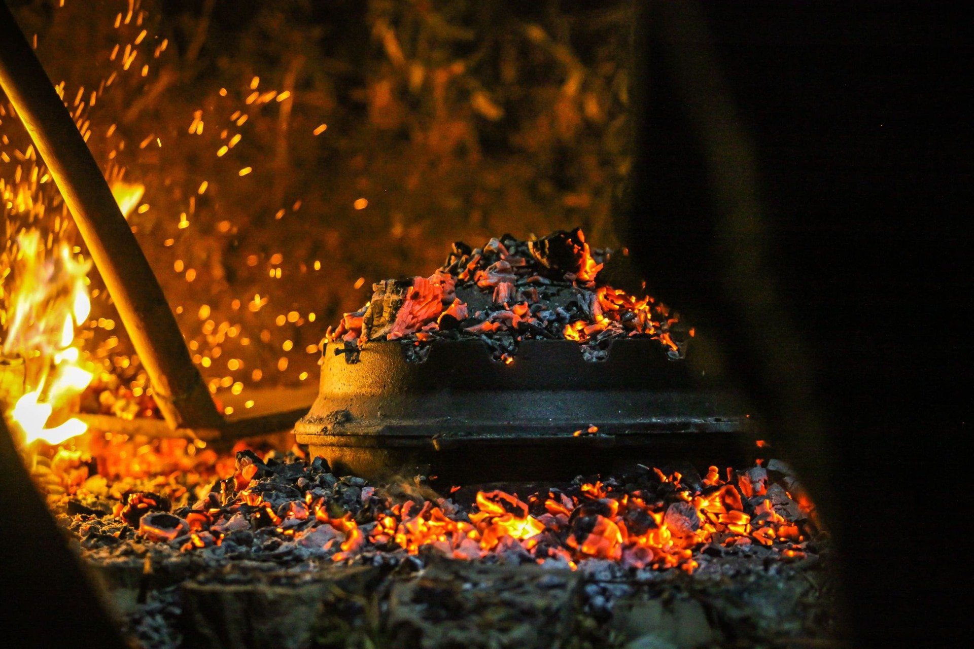 Pek Sac, Kalbsbraten auf traditionelle Weise auf offener Feuerschale zubereitet.