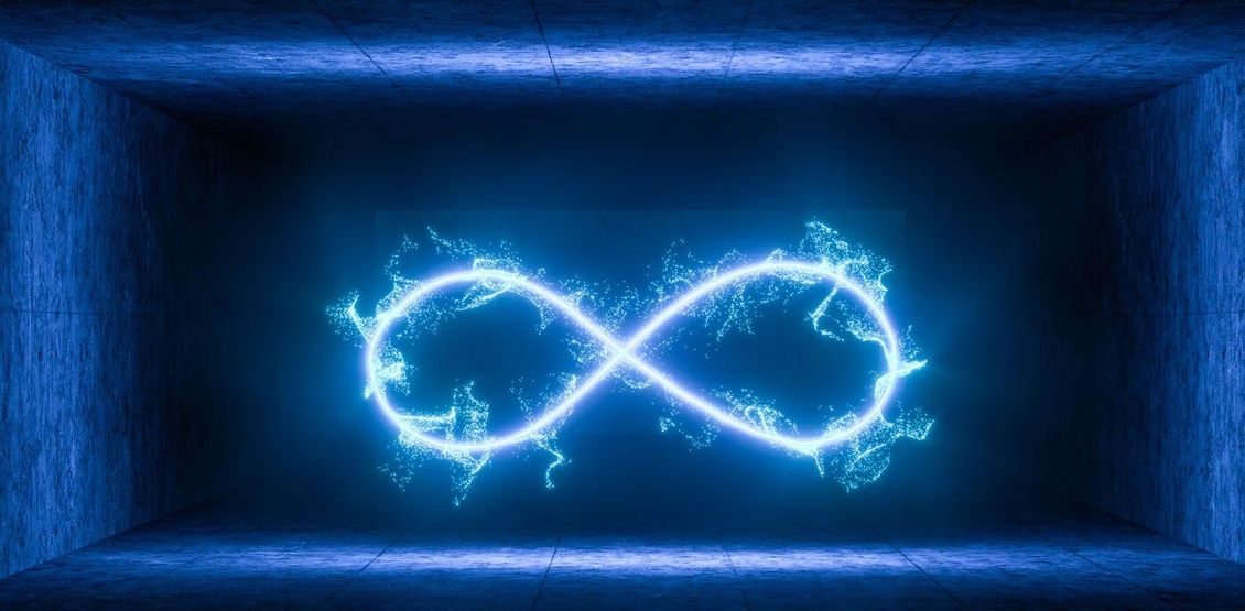 Símbolo de infinito azul brillante hecho de chispas en un espacio azul oscuro similar a un túnel.