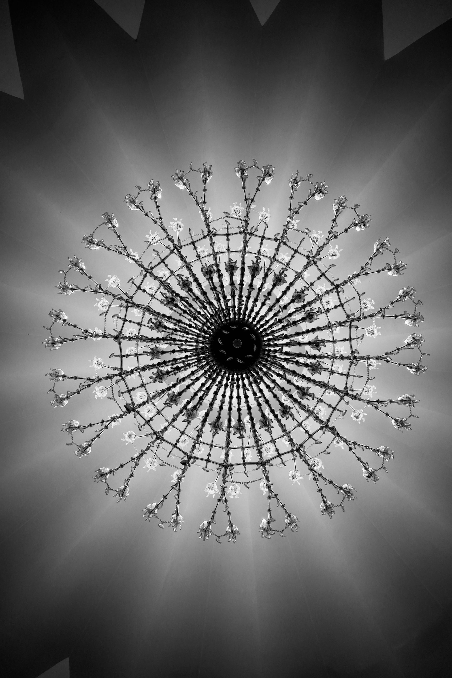Profite des moments simples Une sorte de mandala en fil de fer cache le soleil dans le ciel et crée une très belle image. La photo est en noir et blanc.