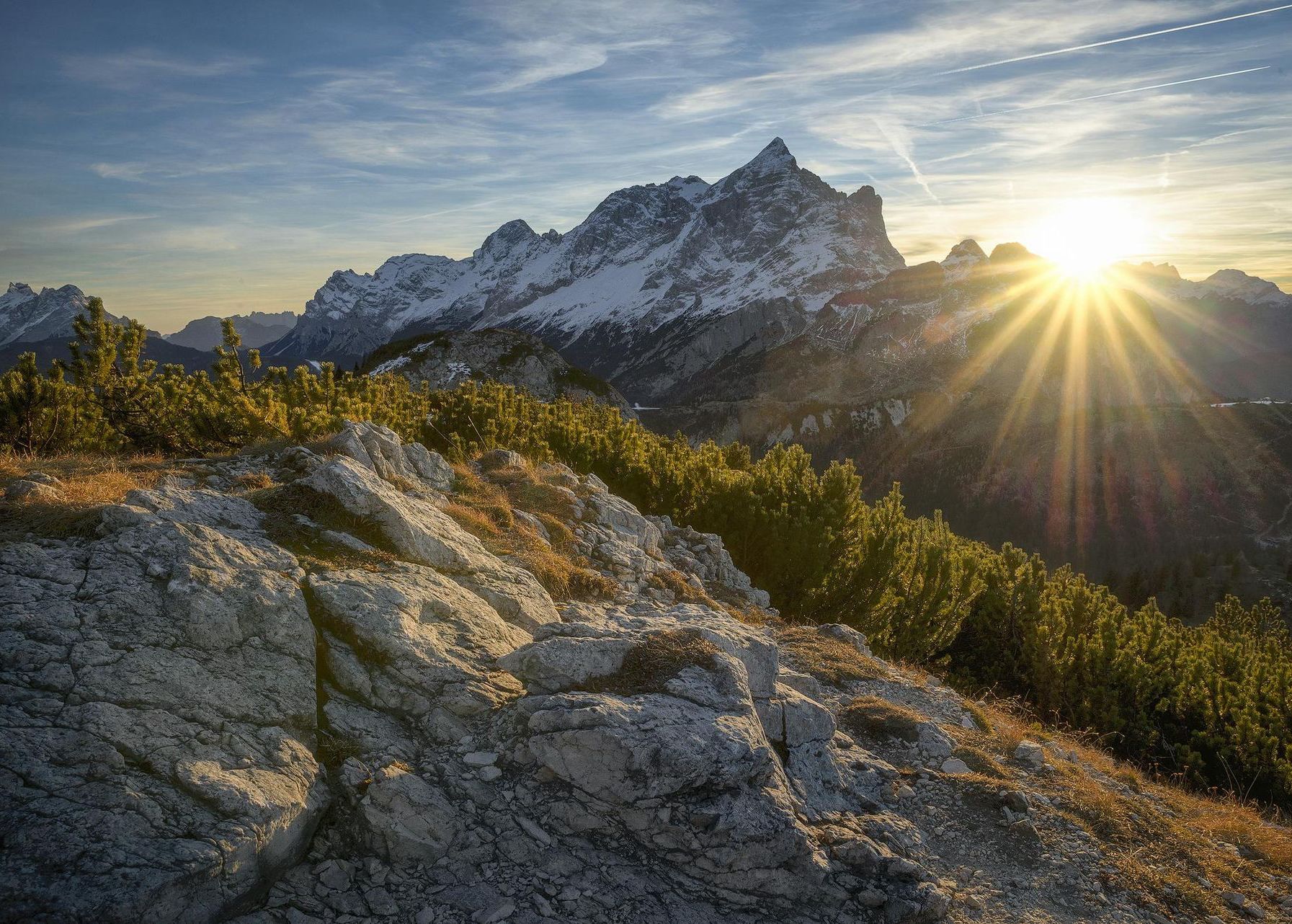 Le calme et la sérénité Le soleil se couche derrière une chaine de montagne. Le photographe se trouve en face de cette chaine sur une autre montagne. L'ambiance est très paisible.