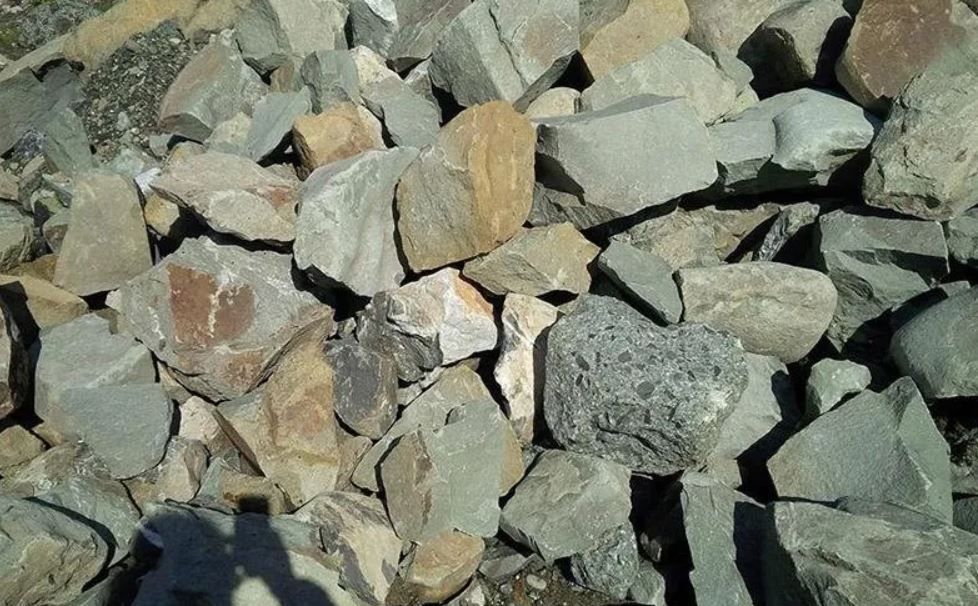 prodotti inerti per edilizia: sabbie, pietrisco, terre e stabilizzanti, massi di arenaria, materiali di recupero La Spezia