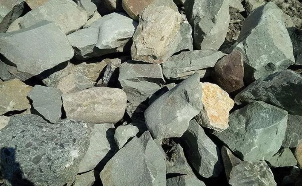 prodotti inerti per edilizia: sabbie, pietrisco, terre e stabilizzanti, massi di arenaria, materiali di recupero La Spezia