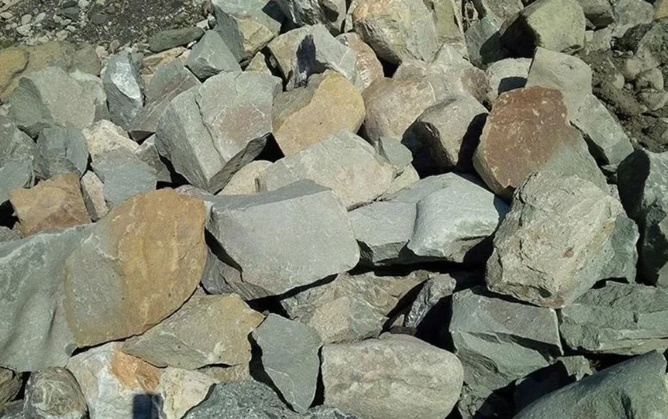 prodotti inerti per edilizia: sabbie, pietrisco, terre e stabilizzanti, massi di arenaria, materiali di recupero La Spezia