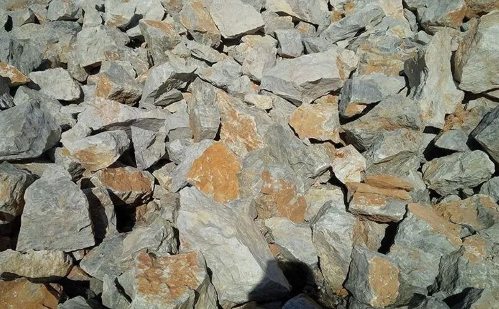 prodotti inerti per edilizia: sabbie, pietrisco, terre e stabilizzanti, massi di arenaria, materiali di recupero La Spezia