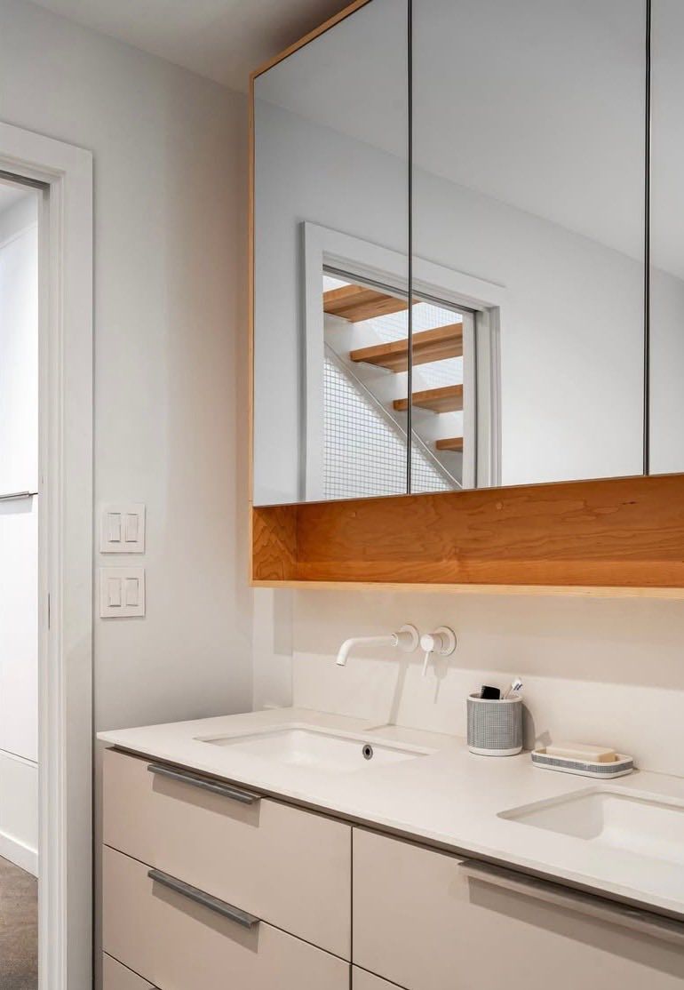A bathroom with a sink and a mirror above it