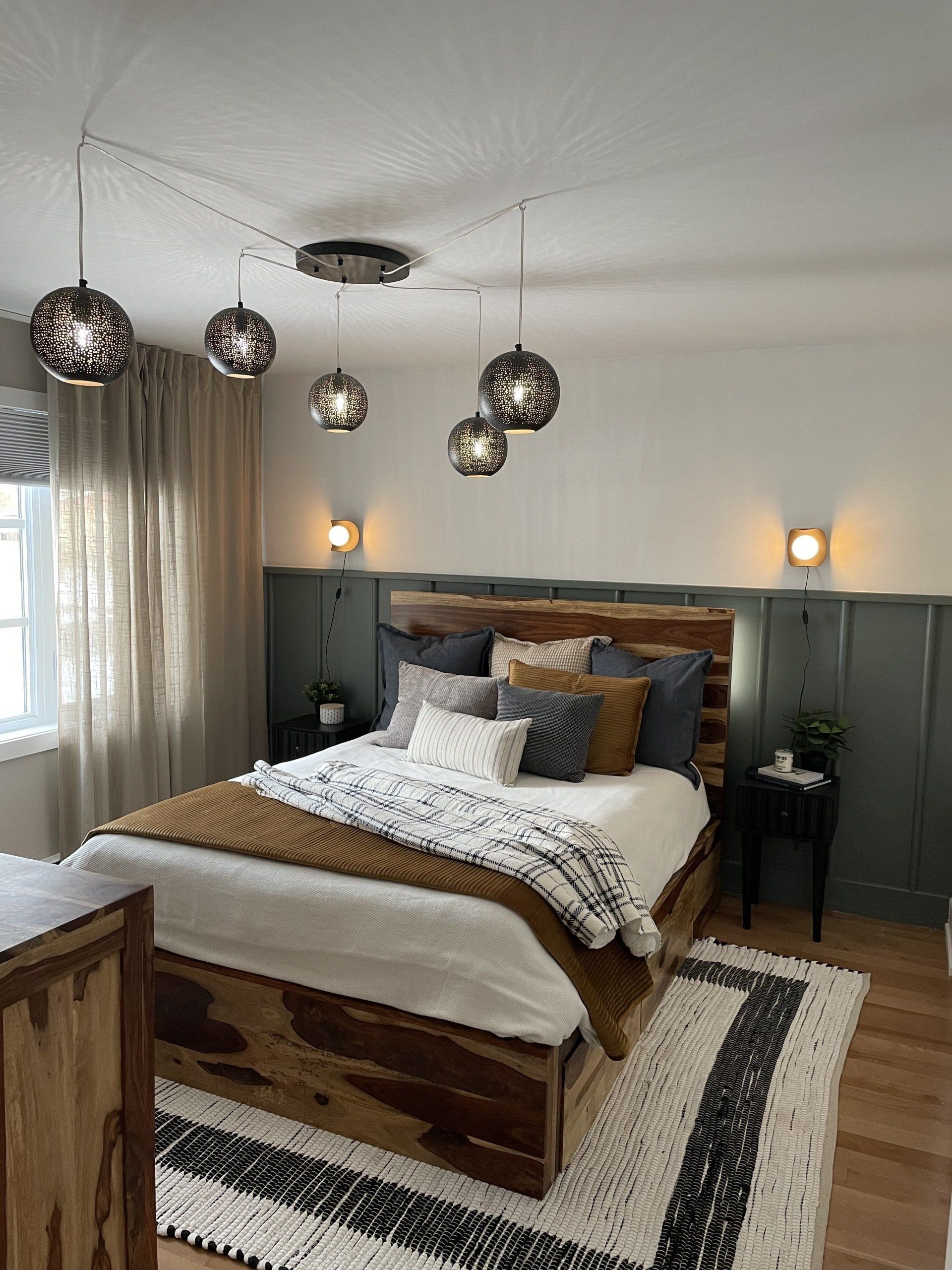 Une chambre avec un lit, un tapis, des lampes et une fenêtre.