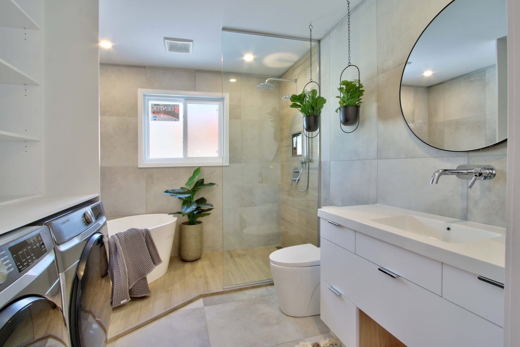 A bathroom with a tub , toilet , sink and mirror.