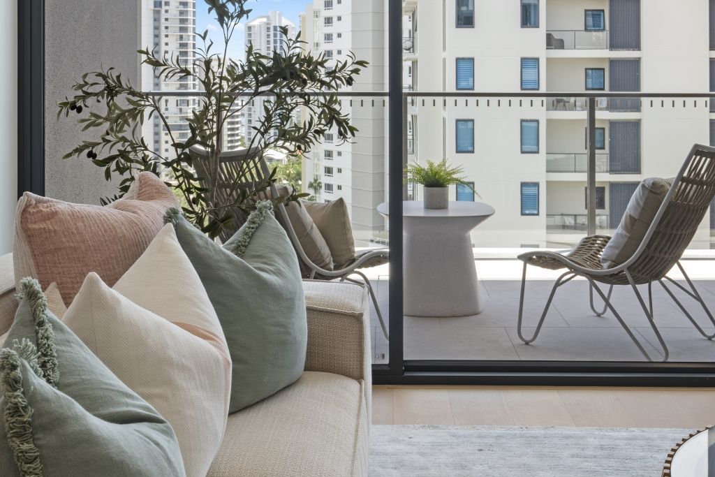 Main Beach Home  Staging - 131 Belvedere Apartment