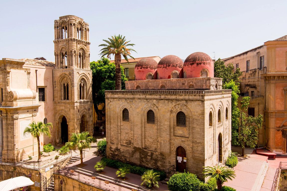 La chiesa di San Cataldo a Palermo, in Sicilia, è caratterizzata da una struttura in pietra con tre cupole rosse 