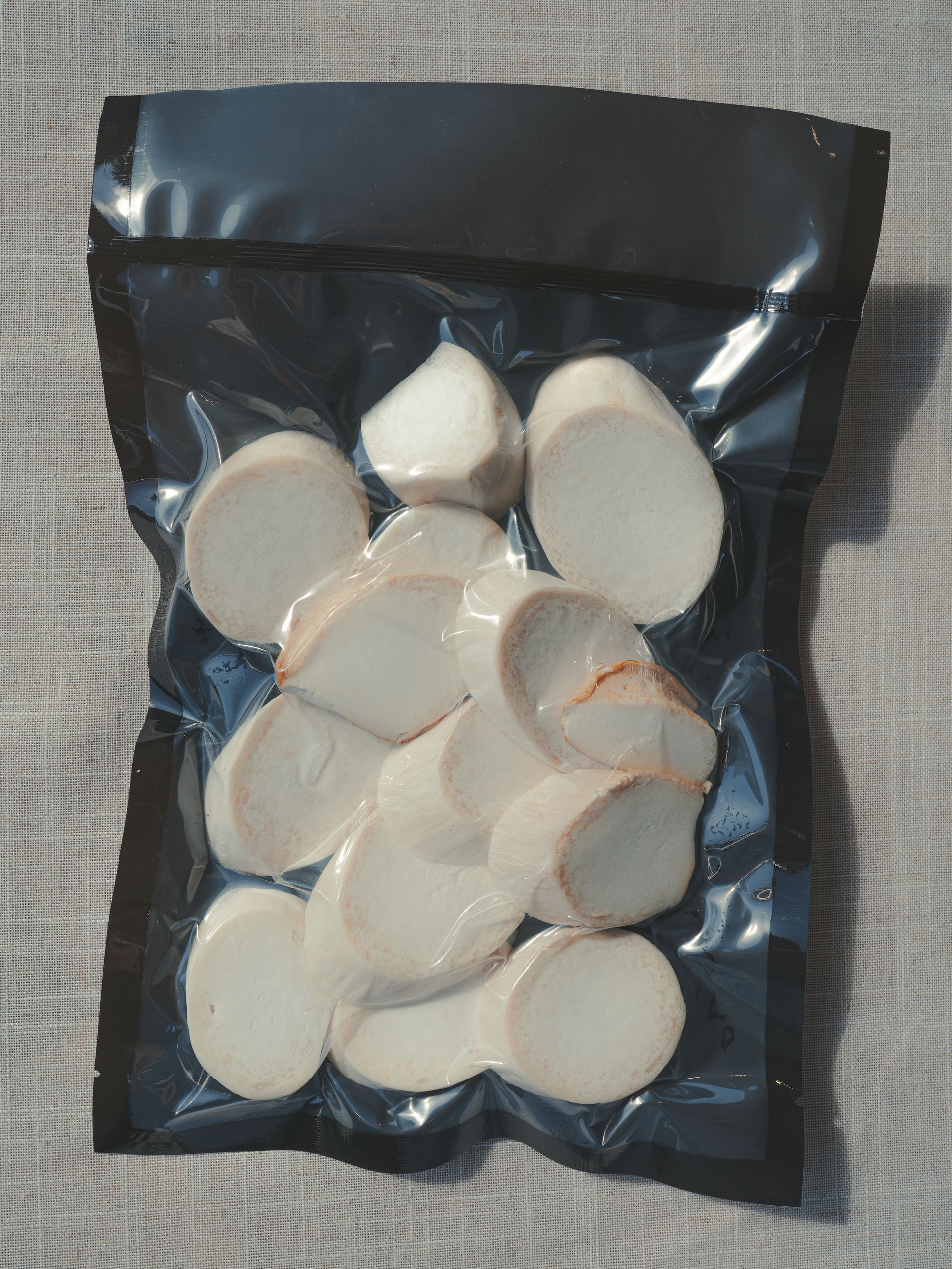 戶外，木質砧板上擺放著切片蘑菇、檸檬和櫻桃番茄。