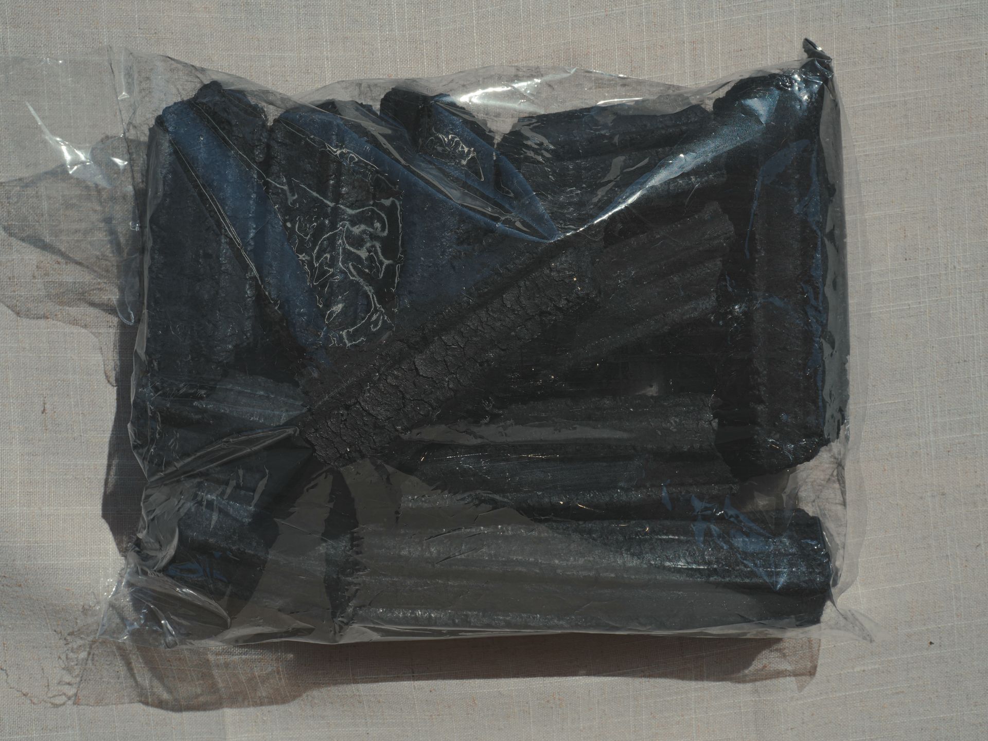 一包黑色甘草糖棒，裝在透明塑膠袋中。