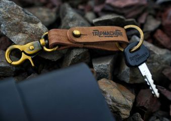 Leather keychain with keys; 