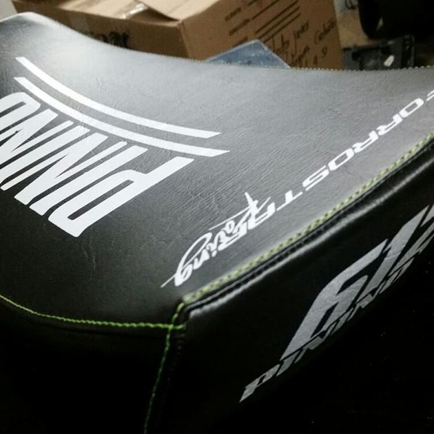 Caja de zapatos Reebok negra y verde con logotipos blancos, vista en ángulo sobre una mesa
