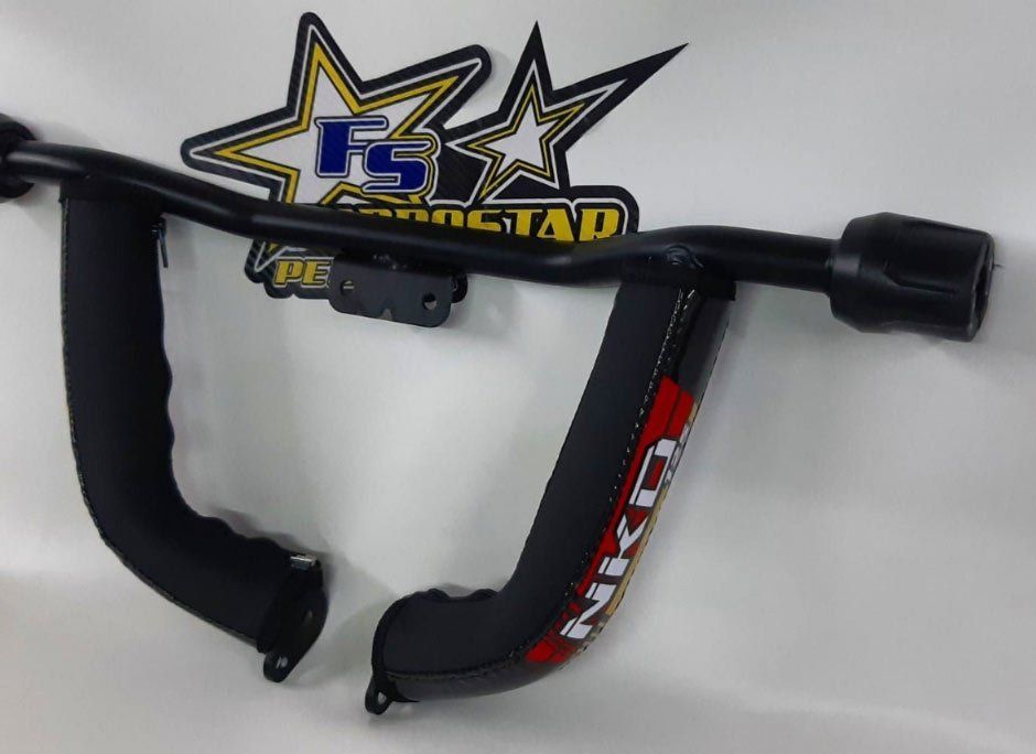 Equipo deportivo negro y rojo con correas para los brazos y un asa, delante de un logotipo en forma de estrella.