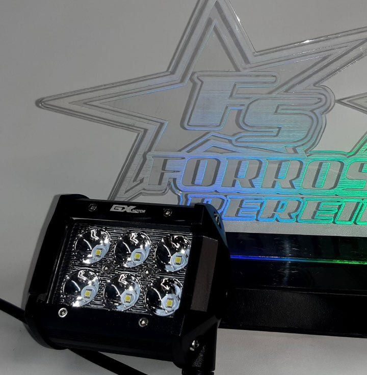 Barra de luz LED negra junto a un logotipo de estrella iluminado en azul en una exposición mural