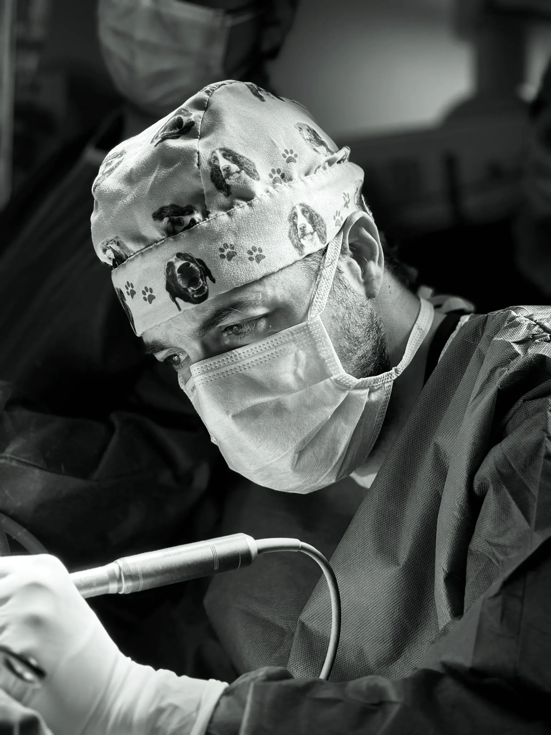 Dr. Juan Carlos Cisneros Lesser — Neurotólogo en quirófano, cirugía de oído