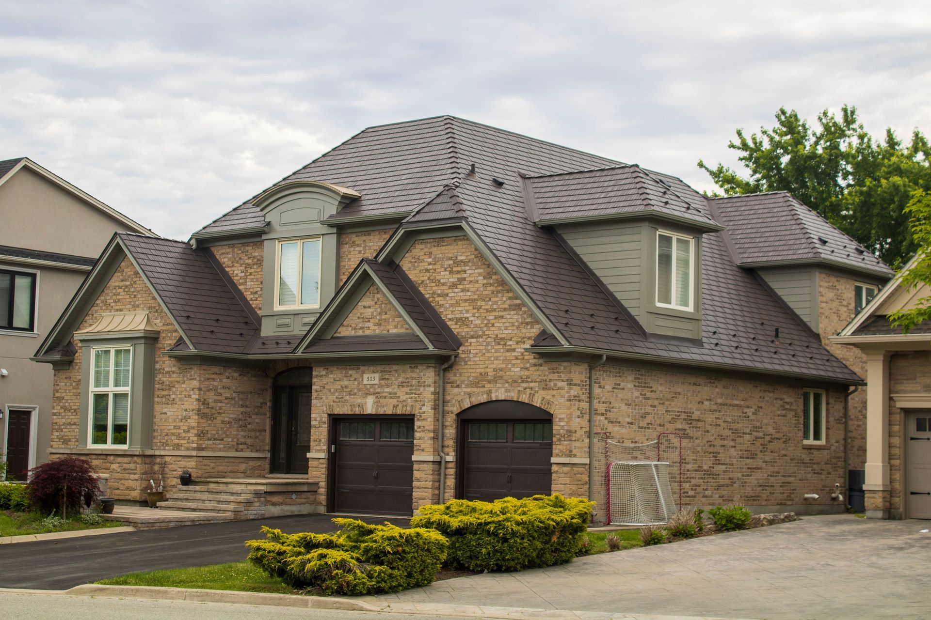 Mississauga, ON ?? L5H Interlock Metal Roofing Tudor Brown Aluminum Cedar Shingle Roof