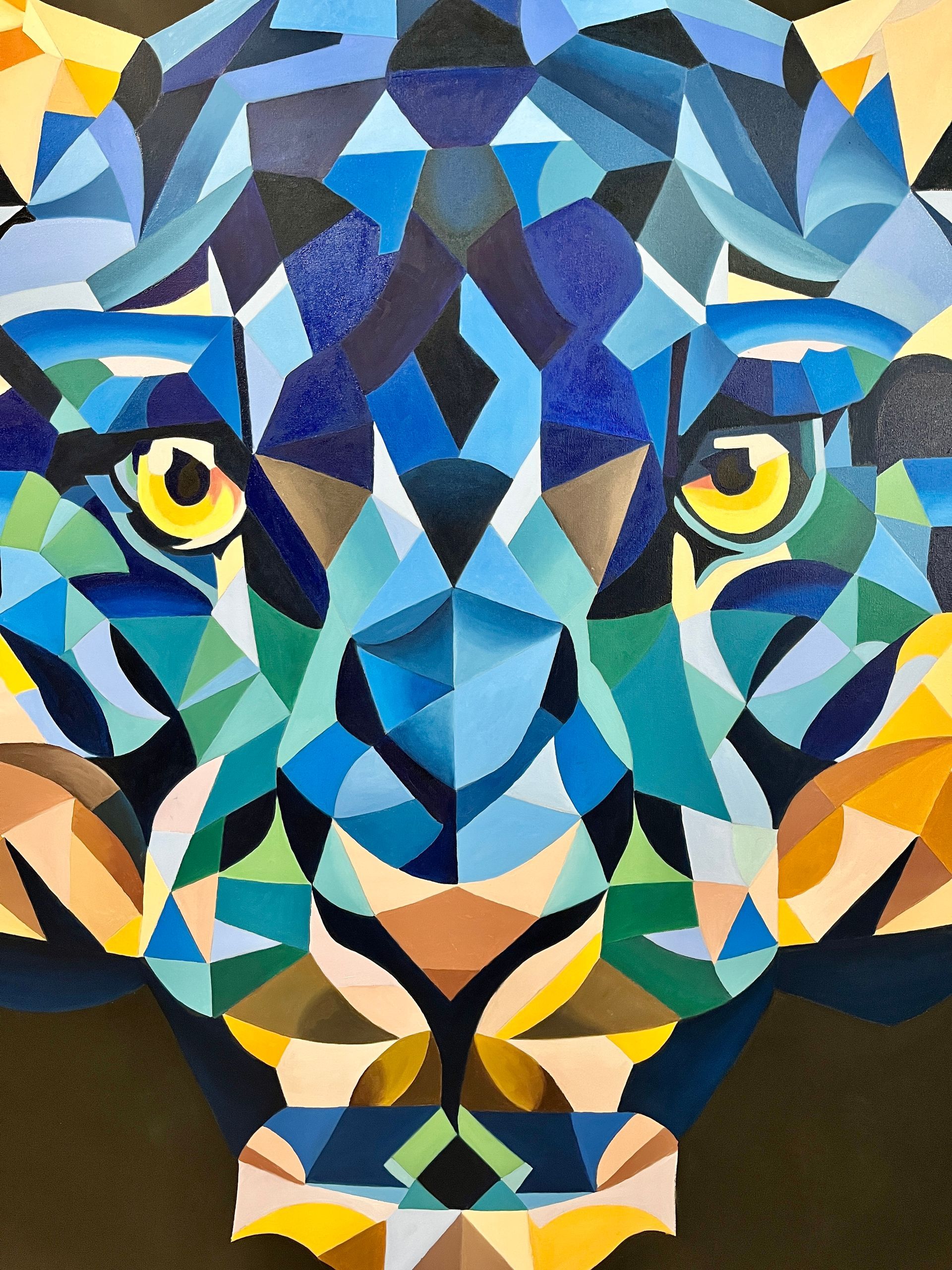 Ilustración geométrica colorida del rostro de un tigre con ojos amarillos brillantes.