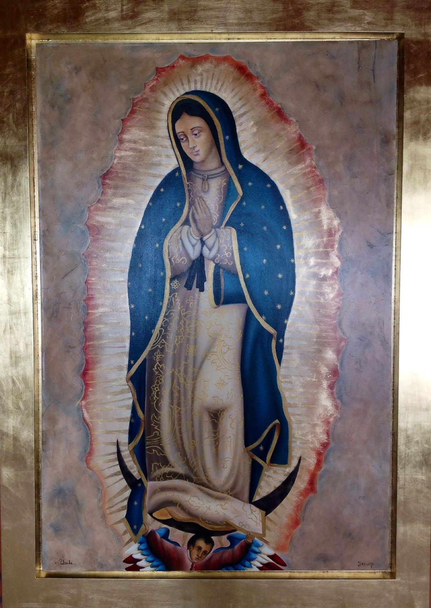 Cuadro de Nuestra Señora de Guadalupe en un marco dorado, con manto azul y aura roja.
