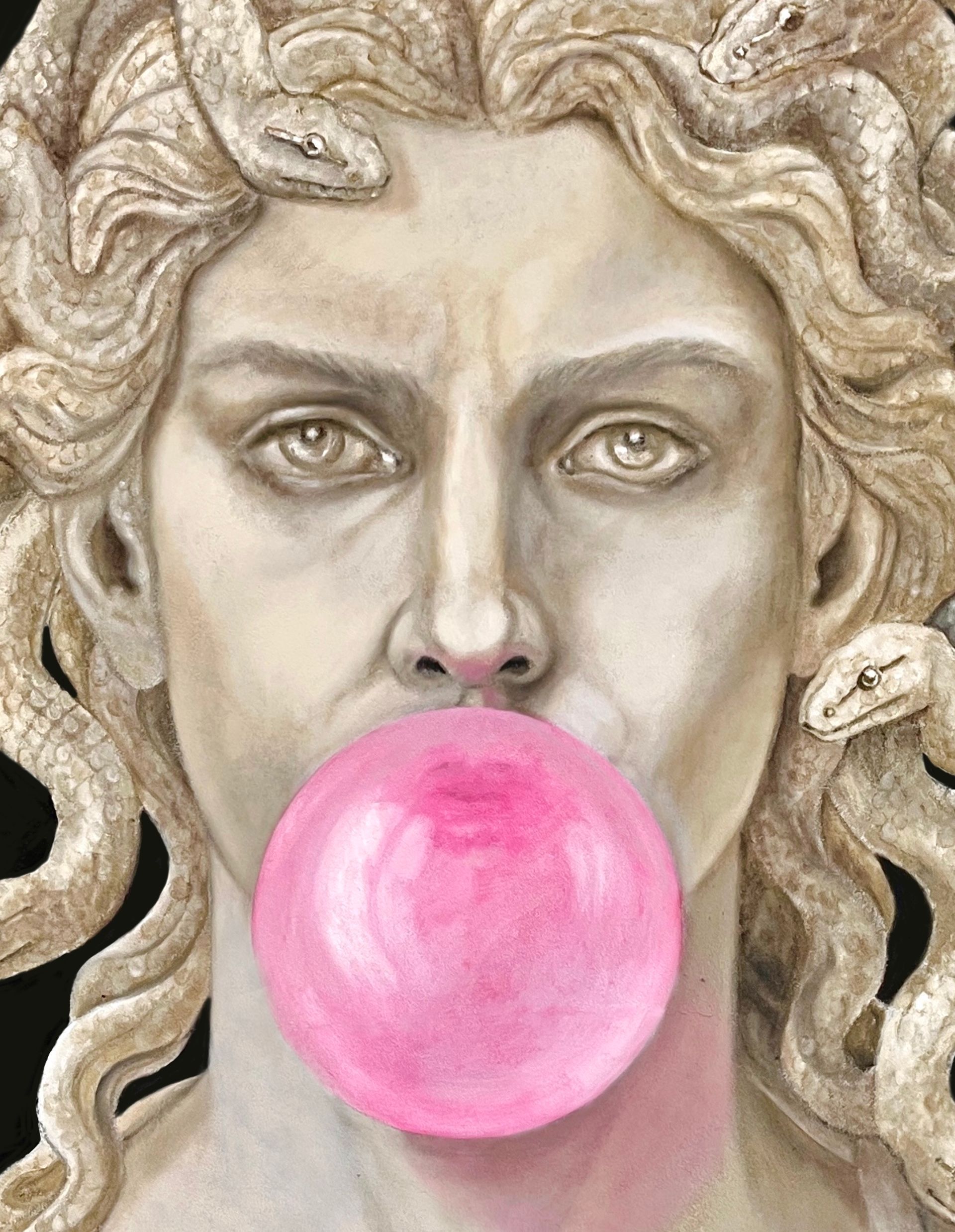 Un rostro clásico de piedra soplando una burbuja de chicle rosa brillante.