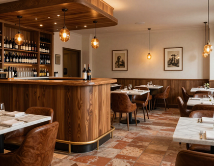 Interno di bar trattoria italiana moderno con bancone e tavoli eleganti, senza persone.
