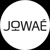 Logo circolare bianco con testo “JOWAÉ” nero e segno di accento