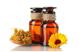 Due bottiglie di vetro ambrato con erbe essiccate e un fiore giallo su una superficie bianca.