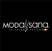 Logo di Moda Sana su sfondo nero, con testo bianco e piccoli colori della bandiera italiana.