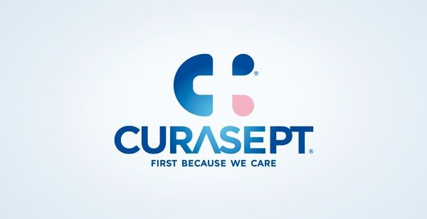 Logo di Curasept in blu e rosa su sfondo chiaro con lo slogan