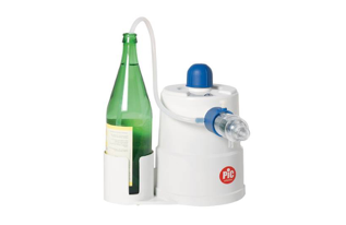 Macchina per raffreddare bottiglie bianca e blu accanto a una bottiglia verde con un tubo collegato.