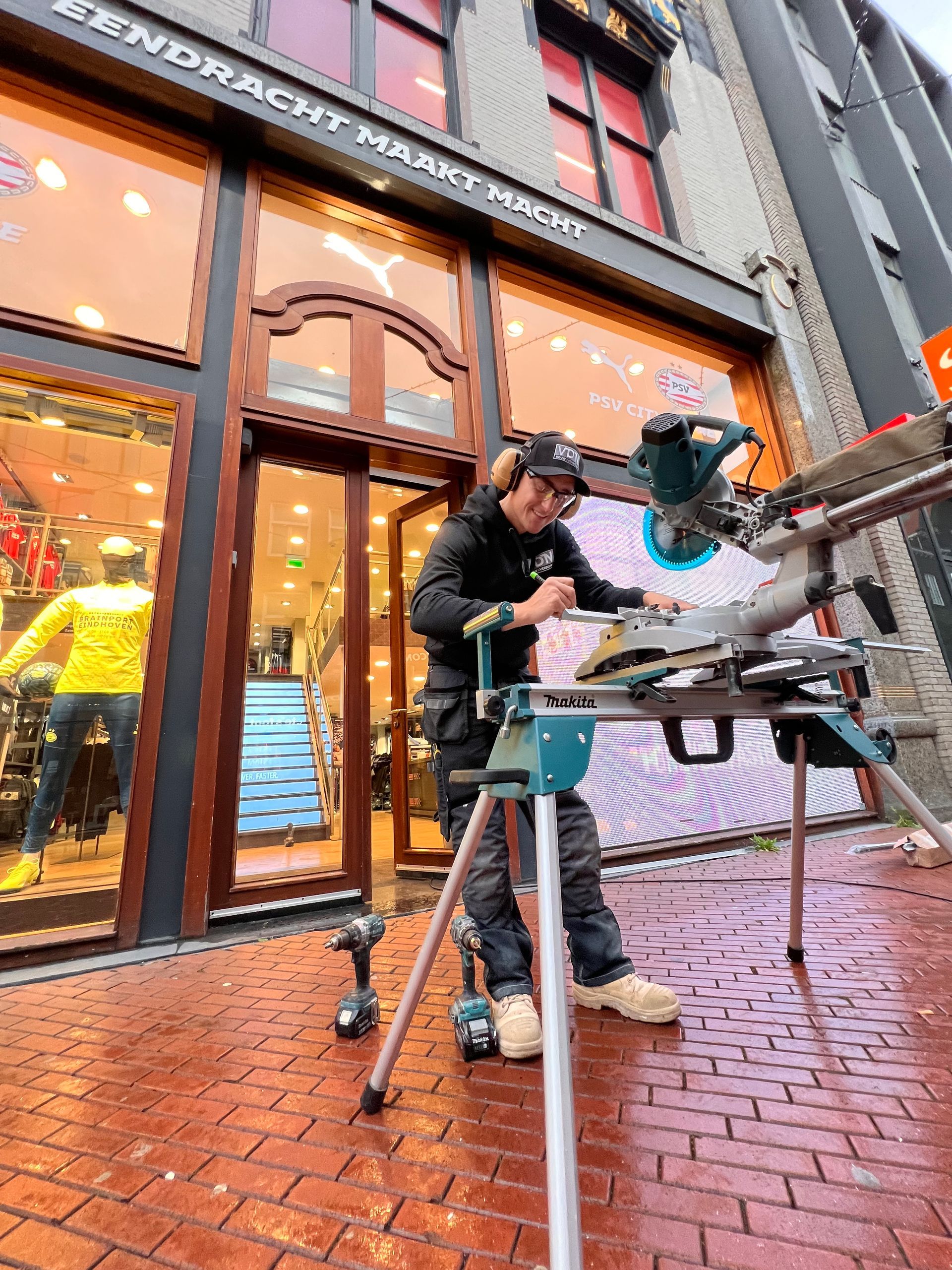 Chris werkt aan de trap voor de PSV store