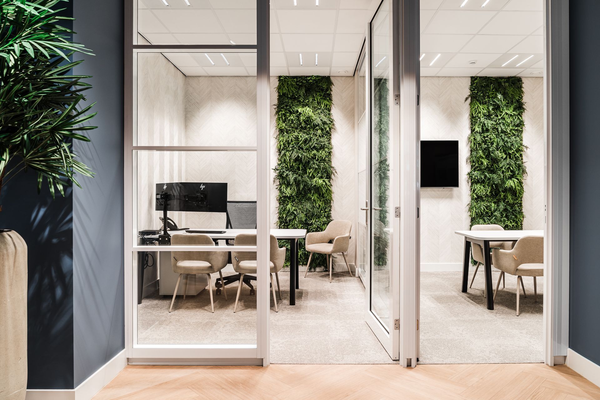 interieurontwerp makelaarskantoor, werkplekken kantoortuin met groen aan de wand