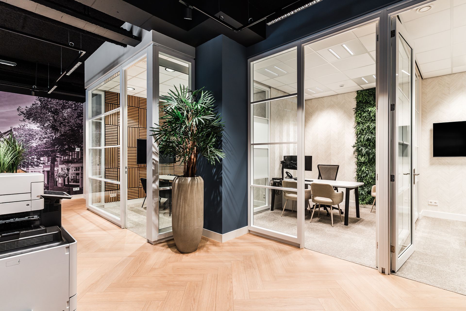 gerealiseerd interieur van een makelaarskantoor