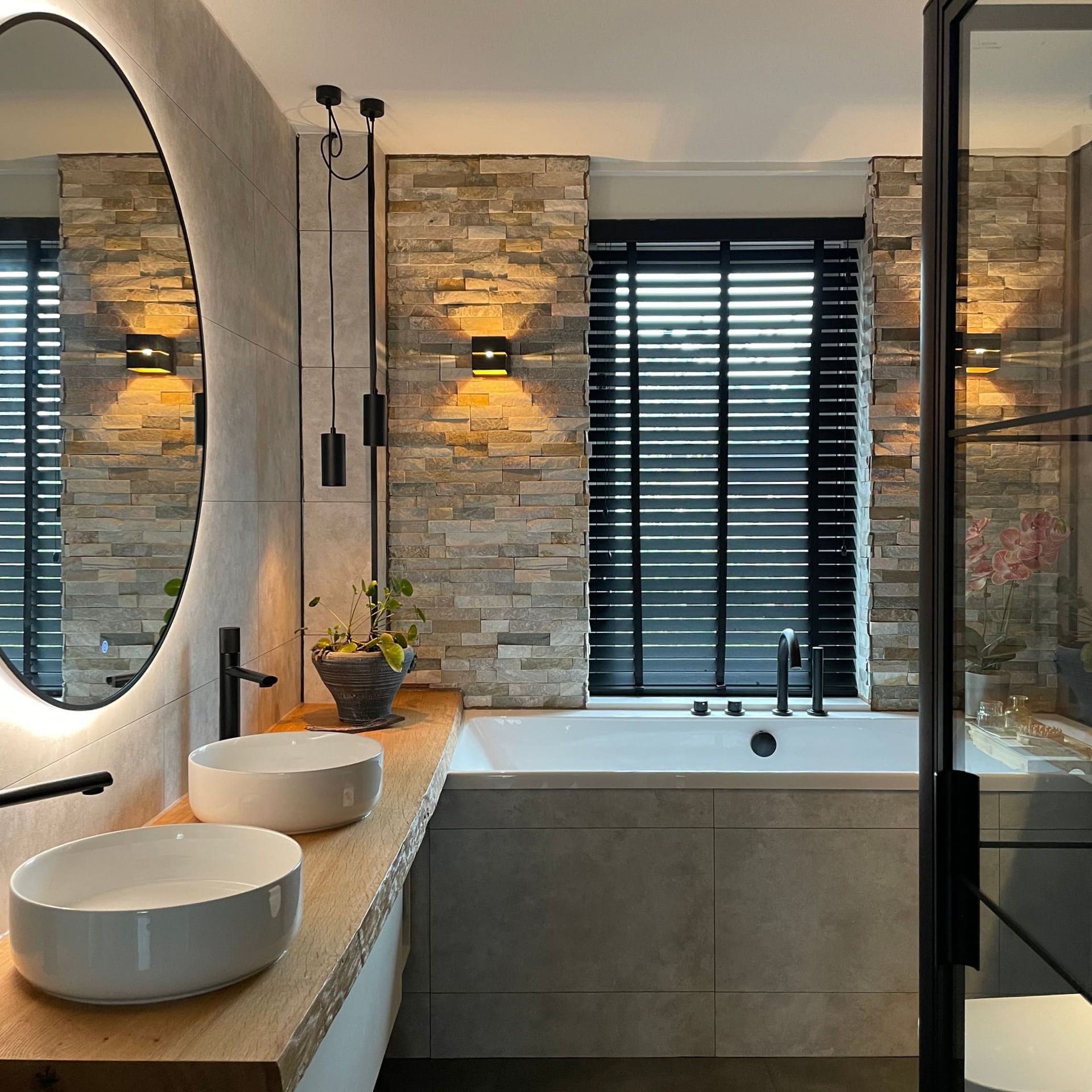 badkamerontwerp met steenstrip, wellness