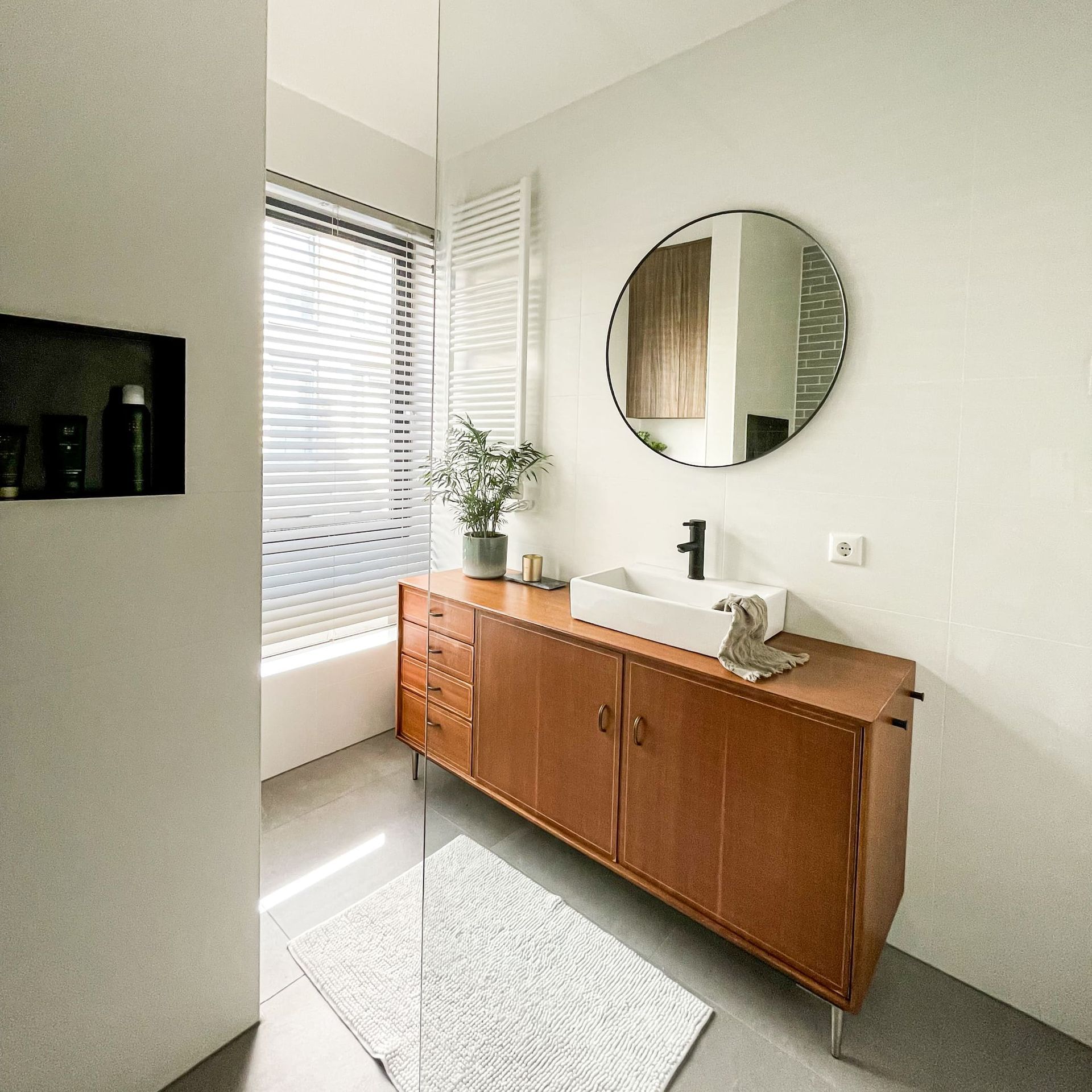 badkamer ontwerp, lichte badkamer, vintage badkamermeubel