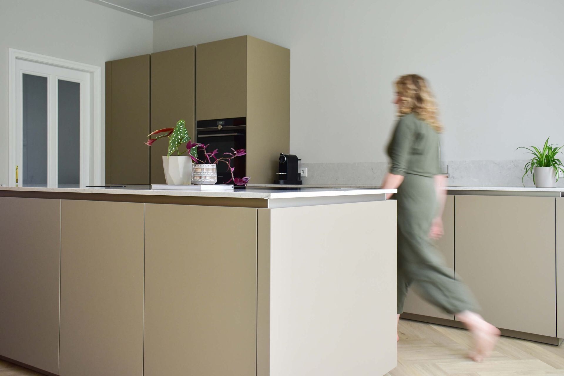 taupe keuken, keukenontwerp 