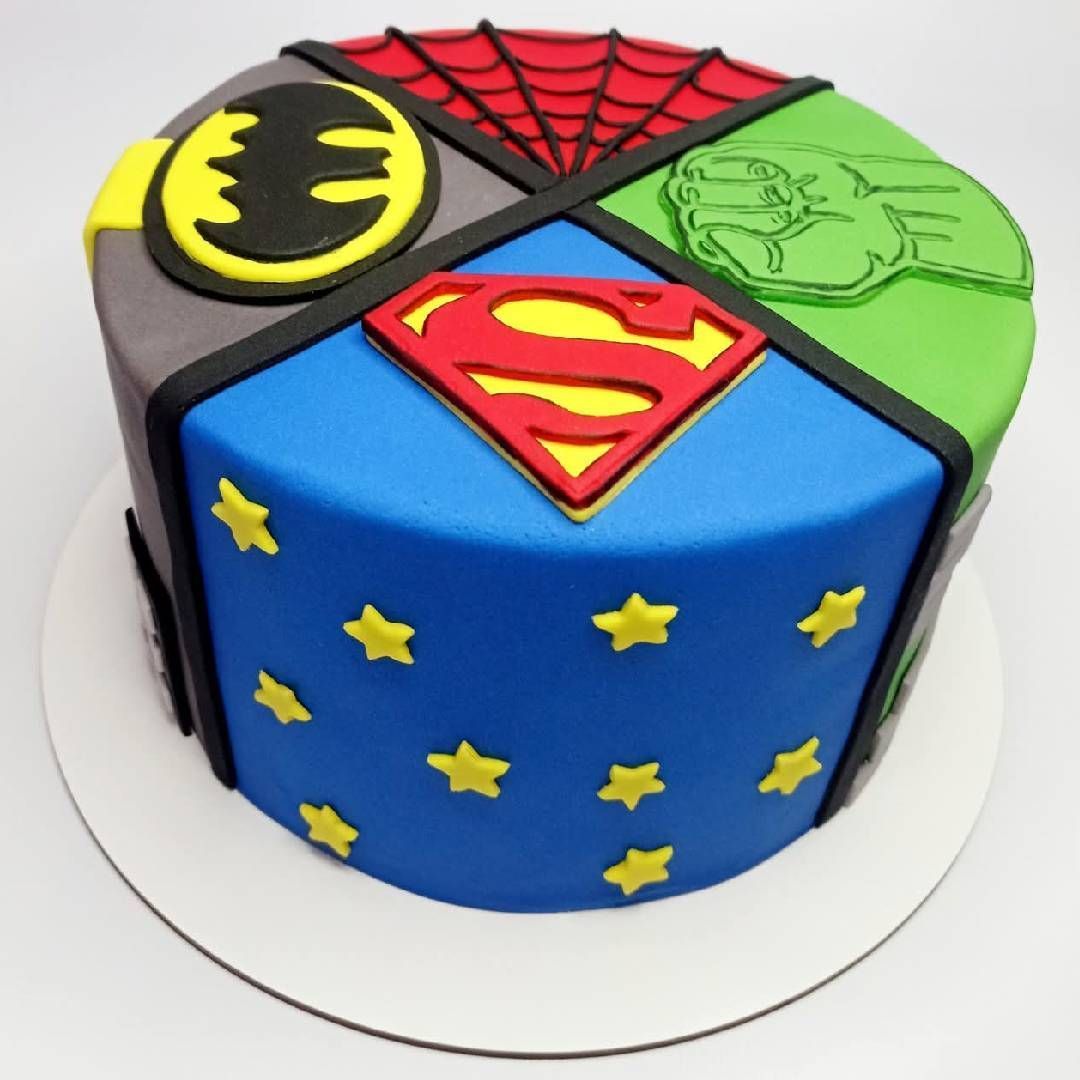 Tarta con temática de superhéroes con los logotipos de Batman, Spider-Man